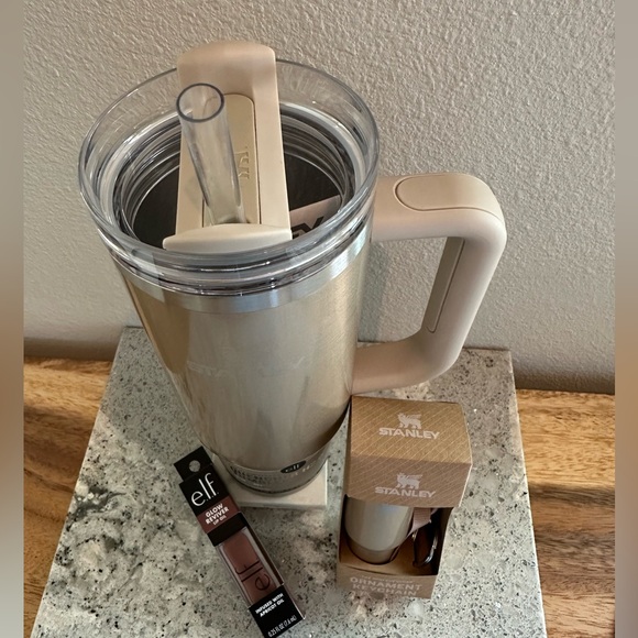 Stanley Quencher 30oz elf Lip Oil & mini Stanley Keychain Ornament Bundle of 3 - Picture 4 of 9